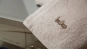 Economy-Apartment | Badezimmer | Badewanne, kostenlose Toilettenartikel, Haartrockner, Hausschuhe