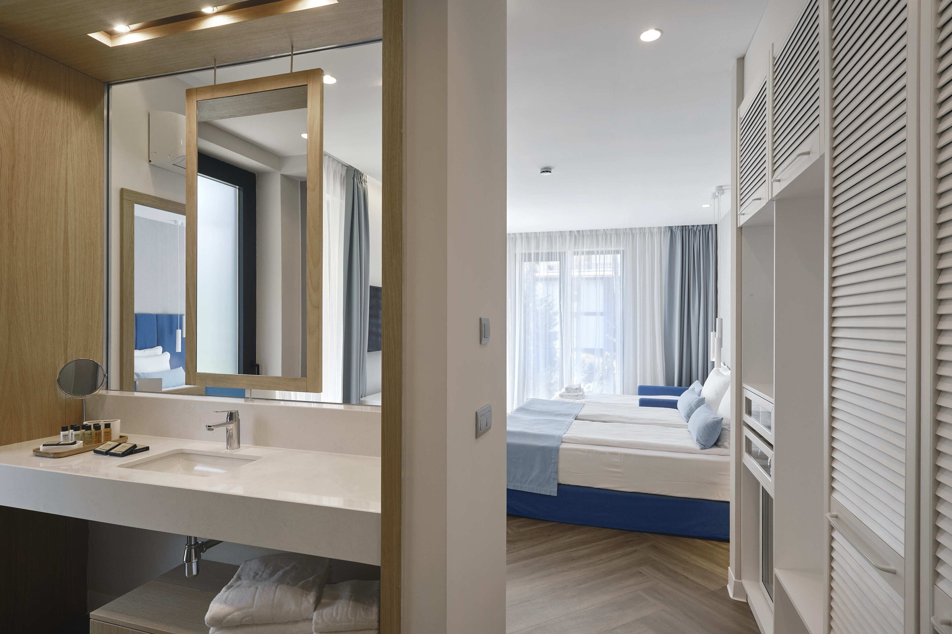 Family Smart room with Park view | Schreibtisch, laptopgeeigneter Arbeitsplatz, Verdunkelungsvorhänge