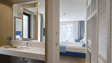 Family Smart room with Park view | Schreibtisch, laptopgeeigneter Arbeitsplatz, Verdunkelungsvorhänge