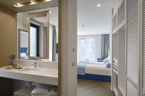 Family Smart room with Park view | 办公桌、笔记本电脑工作区、遮光窗帘、熨斗/熨衣板