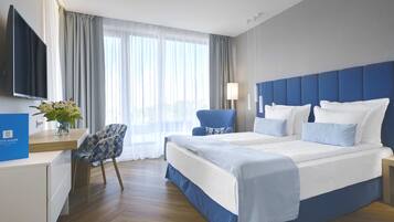 Highlight room with Sea view | Een bureau, een laptopwerkplek, verduisterende gordijnen