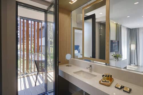 Family Smart room with Park view | 浴室 | 淋浴设施、吹风机、拖鞋、毛巾