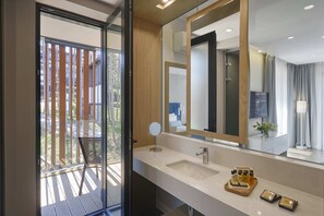 Family Smart room with Park view | Bathroom | Shower, hair dryer, slippers, towels