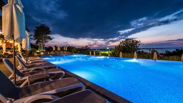 Seasonal outdoor pool, pool umbrellas, sun loungers