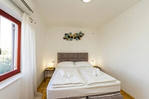5 bedrooms, iron/ironing board, free WiFi, bed sheets
