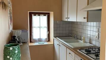 Réfrigérateur, micro-ondes, plaque de cuisson, cafetiÚre/bouilloire