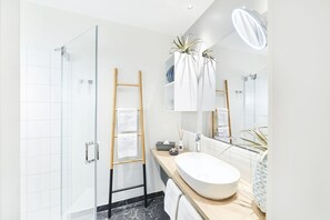 Kylpyamme, hiustenkuivaaja, pyyhkeet, saippua