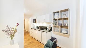 Kühlschrank, Mikrowelle, Kochgeschirr/Geschirr/Besteck, Gewürze