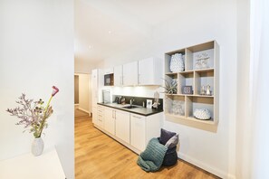 Frigorífic, microones i utensilis de cuina, vaixella i coberteria 