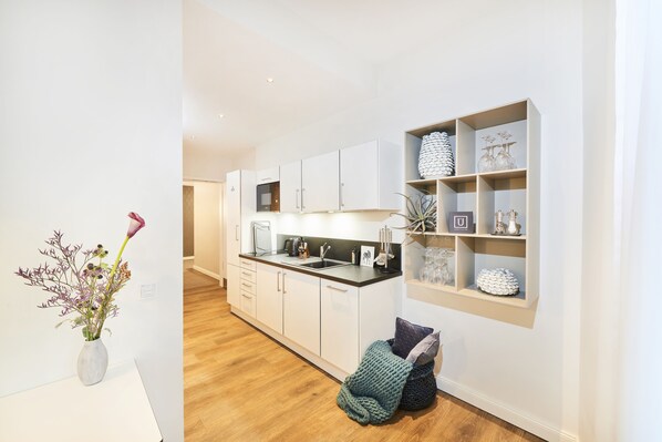 Kühlschrank, Mikrowelle, Kochgeschirr/Geschirr/Besteck, Gewürze