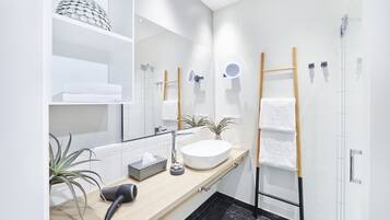 Badewanne, Haartrockner, Handtücher, Seife