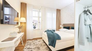 1 Schlafzimmer, Zimmersafe, Schreibtisch, Bügeleisen/Bügelbrett