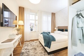 1 Schlafzimmer, Zimmersafe, Schreibtisch, Bügeleisen/Bügelbrett