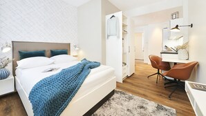 Una camera da letto moderna con un letto, una scrivania e una sedia.