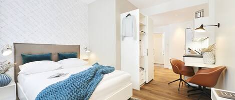 1 soveværelse, pengeskab på værelset, skrivebord, strygejern/strygebræt