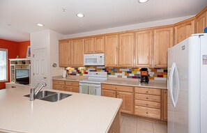 冰箱、微波炉、烤箱、炉灶