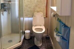 Kylpyhuone, jossa on wc, suihku ja bidee.