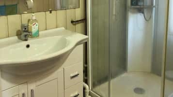 Shower, towels, shampoo