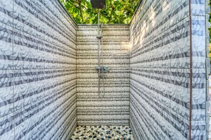 Ensemble douche/baignoire, sèche-cheveux, serviettes fournies