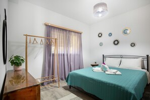 3 bedrooms, in-room safe, iron/ironing board, travel cot