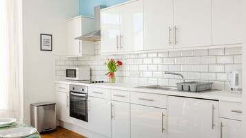 House | Private kitchen | Fridge, microwave, oven, stovetop