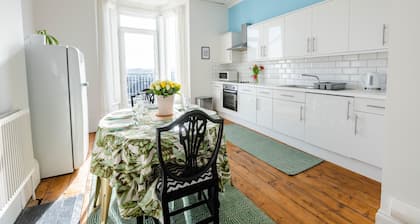 5-bed House With Distant sea Views in Plymouth