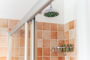 Dusche, Haartrockner, Bidet, Handtücher