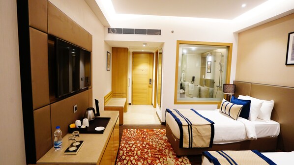 Winter Green Room | ميني بار وخزنة داخل الغرفة ومكتب ومساحة عمل للكمبيوتر المحمول