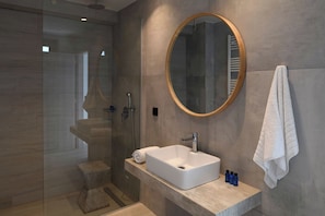 Ensemble douche/baignoire, sĂšche-cheveux, bidet, serviettes fournies
