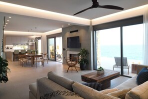 Smart-TV, Kamin, Arbeitsbereiche, Drucker