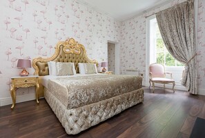 بديكورات فريدة لكل غرفة وطراز فريد لكل وحدة وستائر تعتيم ومكواة/لوح كي