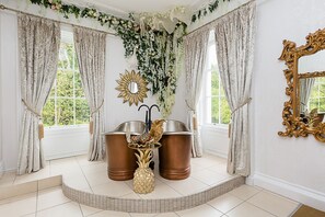 Habitación presidencial | Decoración personalizada, muebles diferentes y cortinas blackout