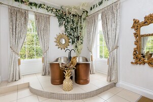 Decoración personalizada, muebles diferentes y cortinas blackout 