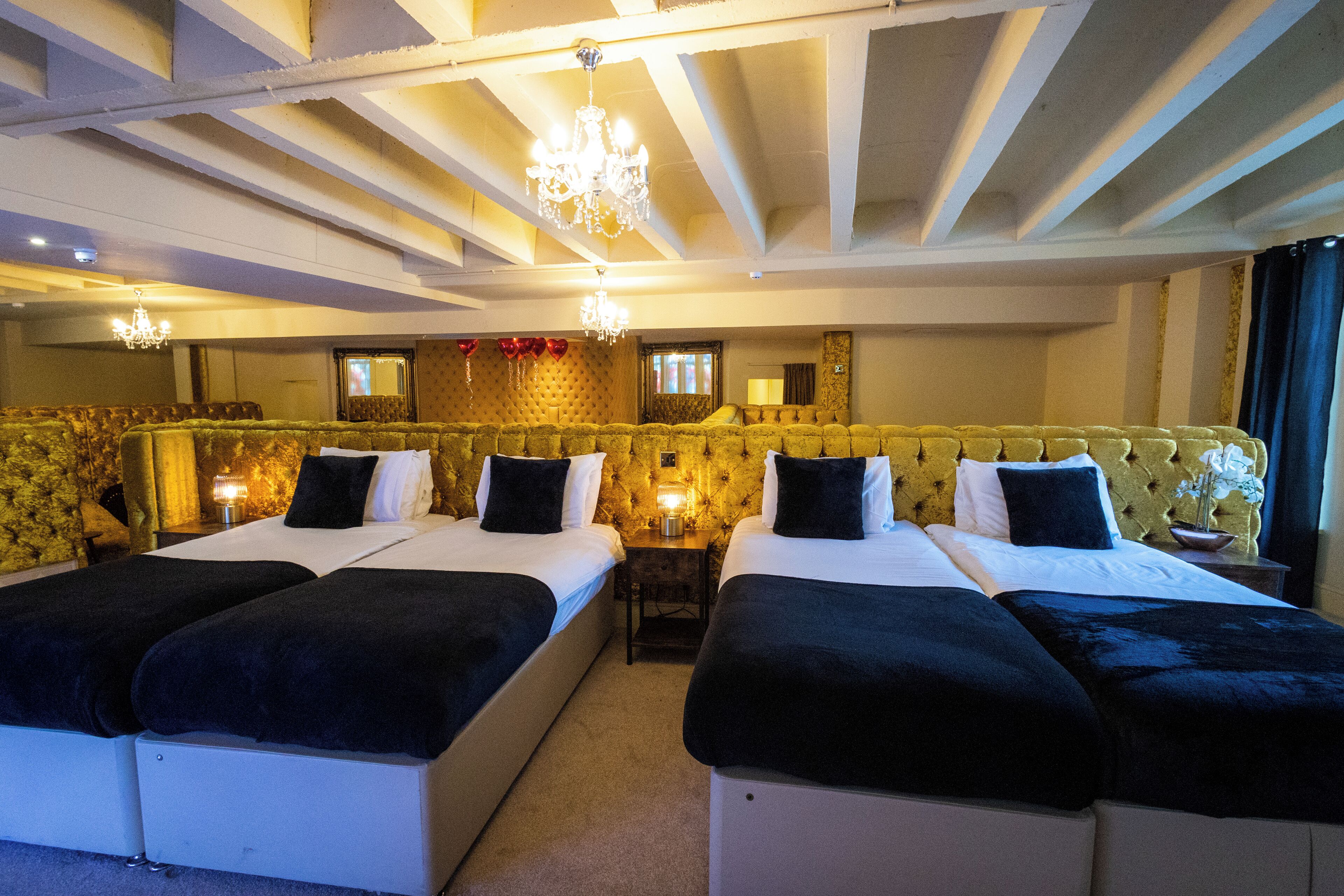 Decoración personalizada, muebles diferentes y cortinas blackout 