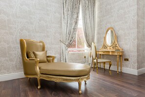 بديكورات فريدة لكل غرفة وطراز فريد لكل وحدة وستائر تعتيم ومكواة/لوح كي