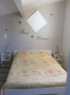 2 slaapkamers, een strijkplank/strijkijzer, gratis wifi, beddengoed