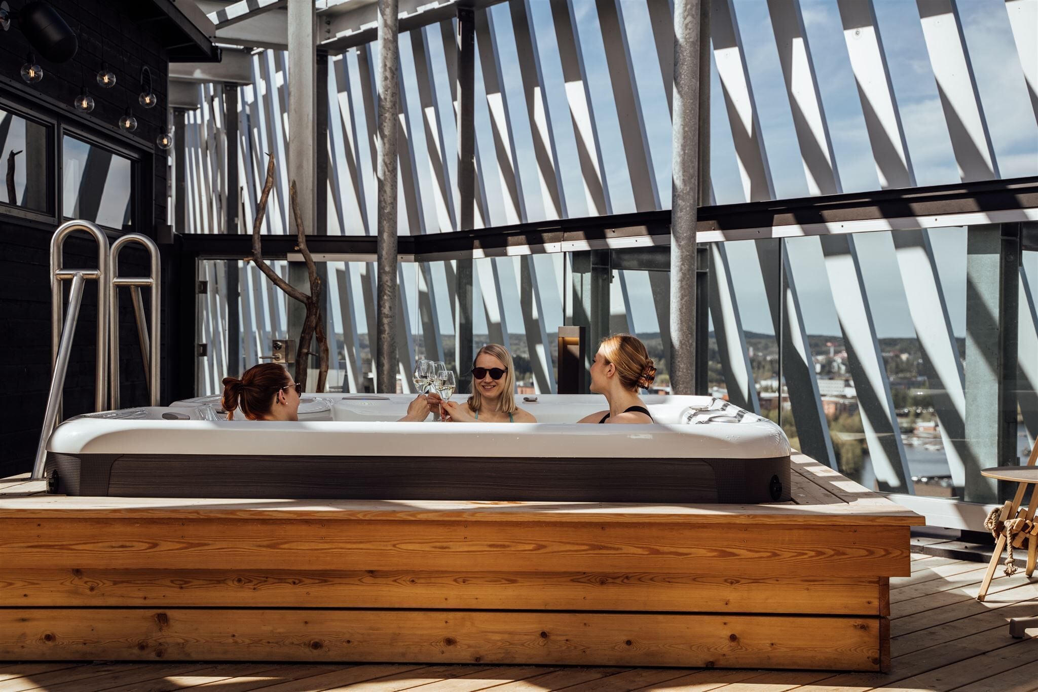 Phục vụ bữa sáng, bữa trưa và bữa tối 