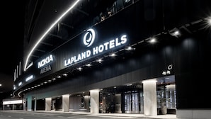 Una entrada de hotel moderna con un letrero destacado de 'Nokia Lapland Hotels'.