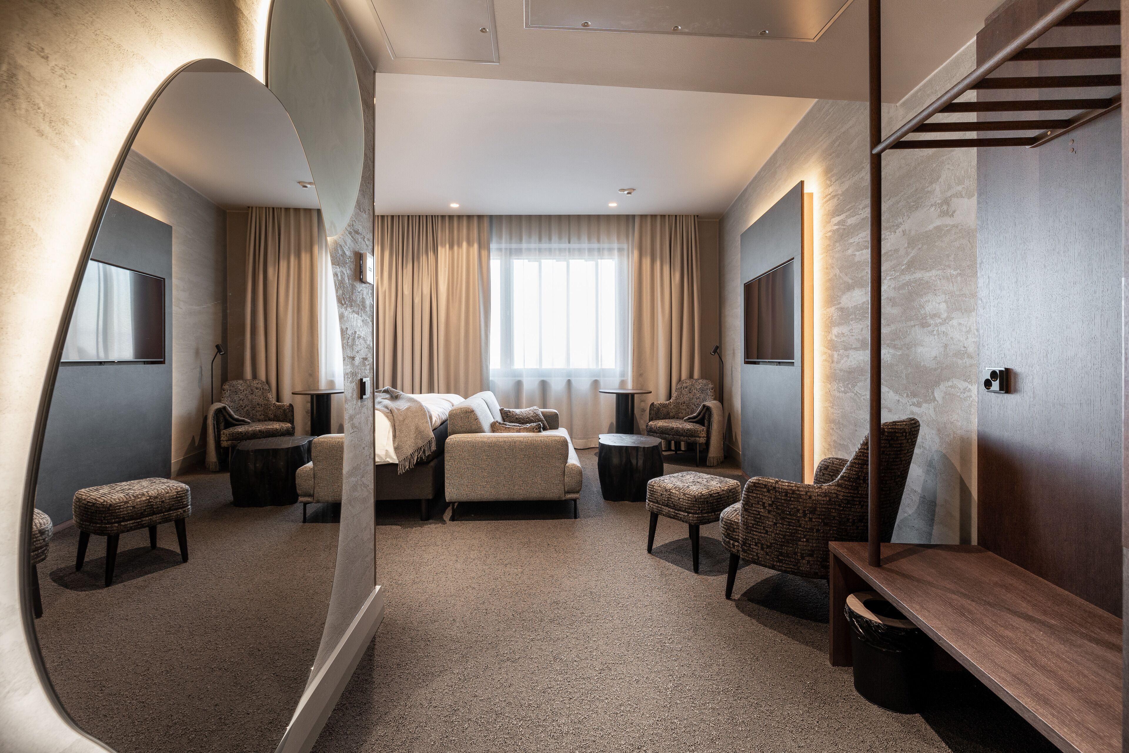 mystique deluxe spa, sauna | living area