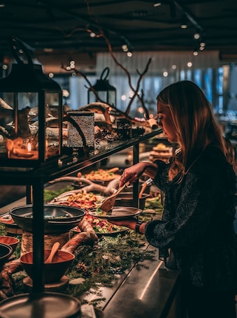 供应早餐、午餐和晚餐