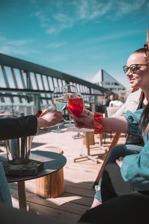 Melayani sarapan, makan siang, dan makan malam