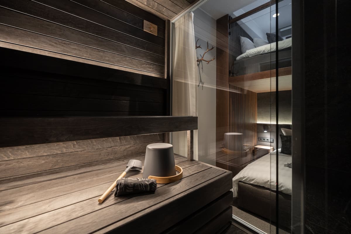 Ein modernes Badezimmer mit einem Holzwaschtisch, einer Duschkabine und einer Glasabtrennung.