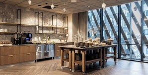 Une cuisine moderne dotée d’une grande fenêtre, de meubles en bois et d’un îlot central.