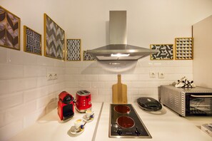 Fridge, oven, stovetop, coffee/tea maker