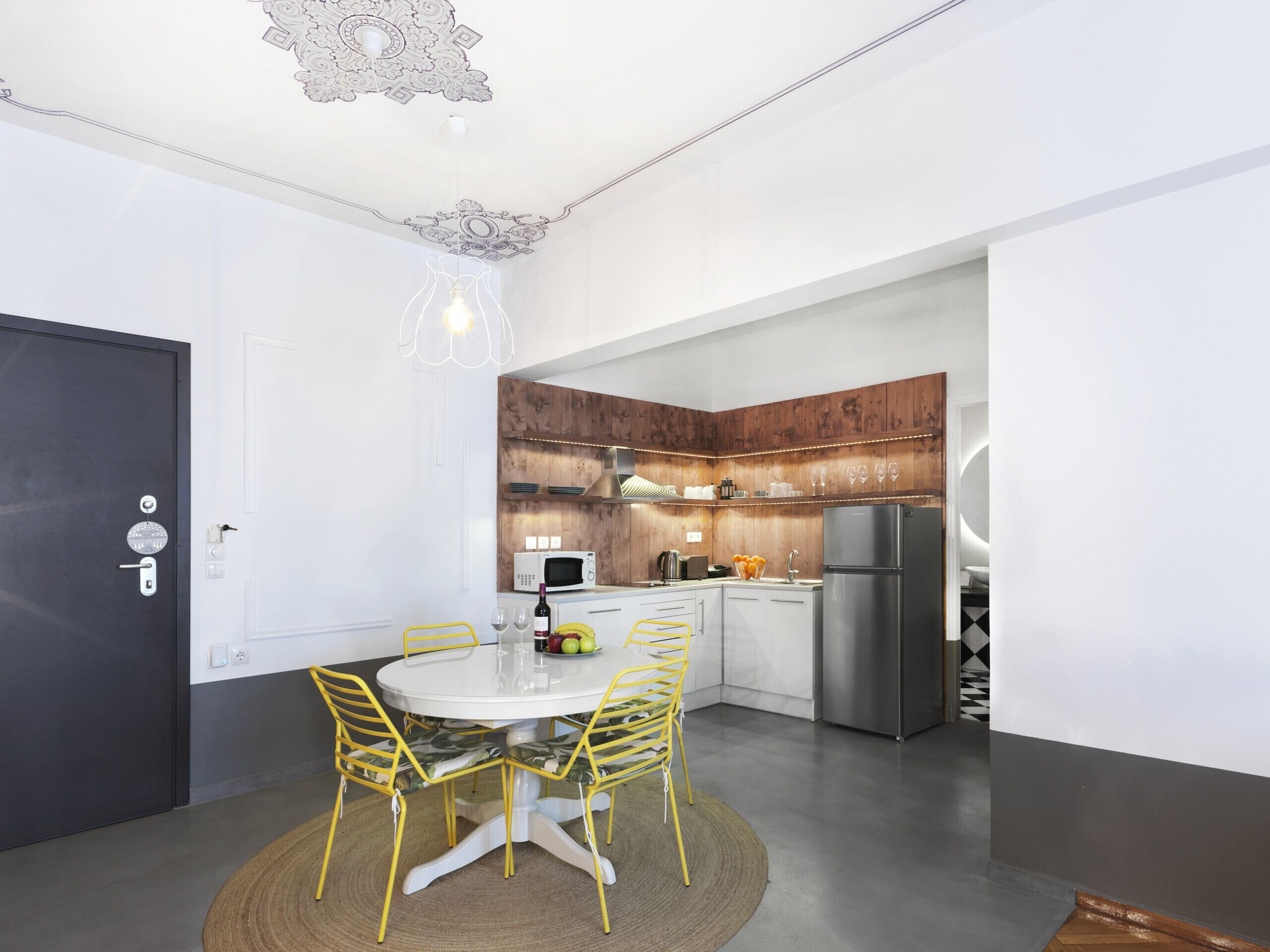 Kylskåp, mikrovågsugn, ugn och kaffe- och tebryggare