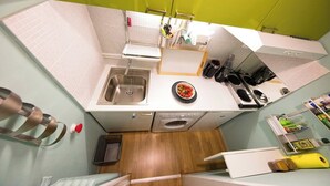 A compact kitchen with a sink, stove, and dishwasher. - Dimitsanas25-Startupper's Pad in real Athenian nei (Athens)