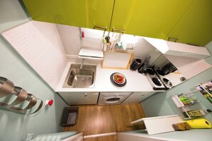 Fridge, oven, coffee/tea maker, electric kettle