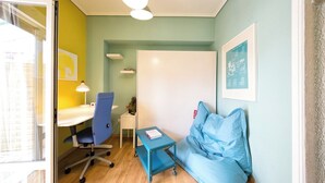 A room with a desk, chair, sofa, and a whiteboard. - Dimitsanas25-Startupper's Pad in real Athenian nei (Athens)