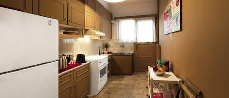 Réfrigérateur, micro-ondes, cafetière/bouilloire, bouilloire électrique