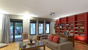 Ein Wohnzimmer mit einer Couch, einem Couchtisch und einem Bücherregal.